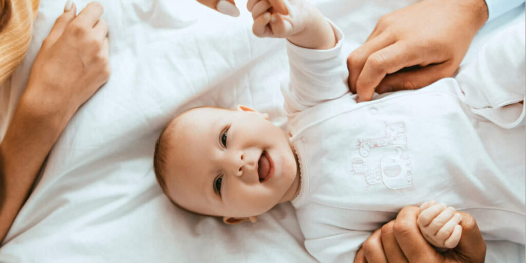 Einfühlsame osteopathische Behandlung eines Kindes bei Unique Connect