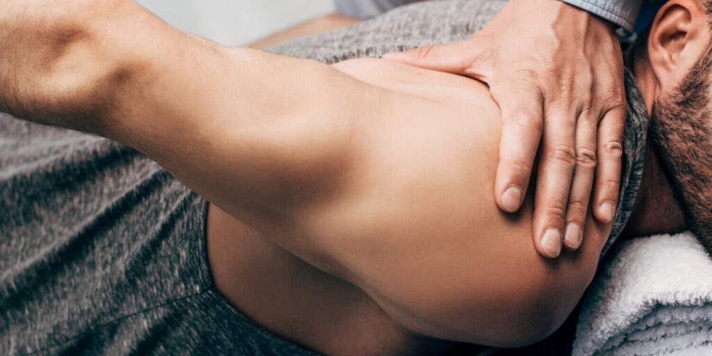 Manuelle osteopathische Behandlung von Nacken und Schulter