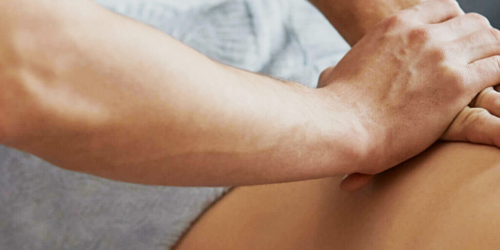 Osteopathische Untersuchung des Rückens bei Unique Connect
