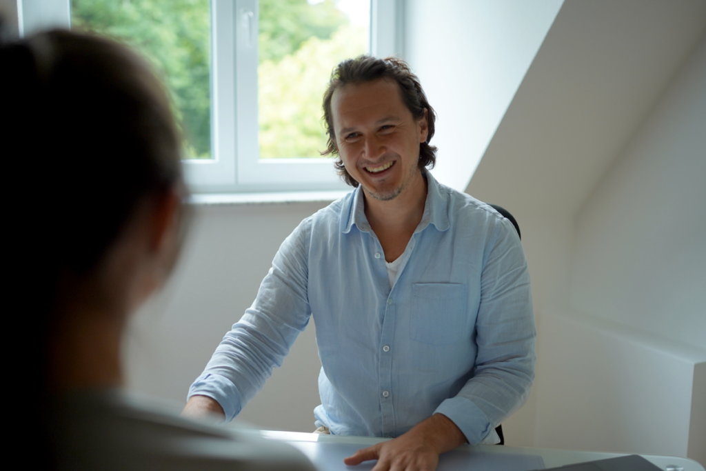 Dr. Artur Müller bei einer osteopathischen Behandlung eines Patienten