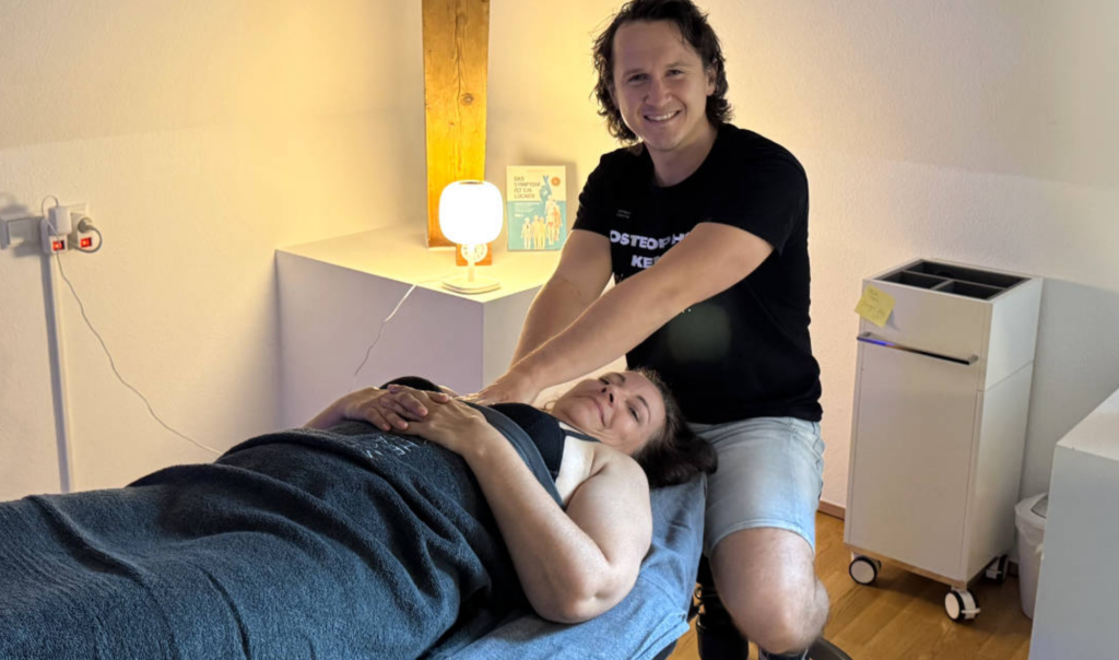 Dr. Artur Müller bei einer osteopathischen Behandlung eines Patienten